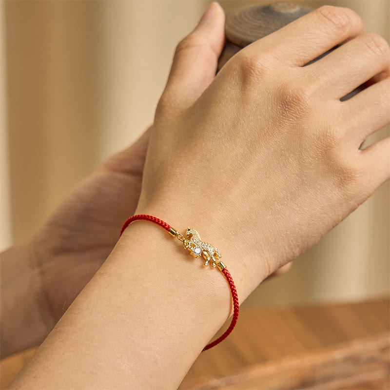 Armband aus 925er Silber mit Pferd und rotem Faden